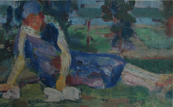 Фигура сидящей женщины.